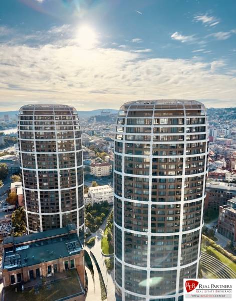 Prenájom 3-izbový byt s loggiou, SKY PARK, Bratislava - Dva moderné výškové budovy v Bratislave, s panorámou mesta v pozadí.
