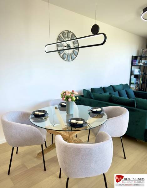 Prenájom 3-izbový byt s loggiou, SKY PARK, Bratislava - Jedálenský stôl so sklenenou doskou, mäkkými stoličkami a podlahou s dreveným dekorom v 3-izbovom byte.