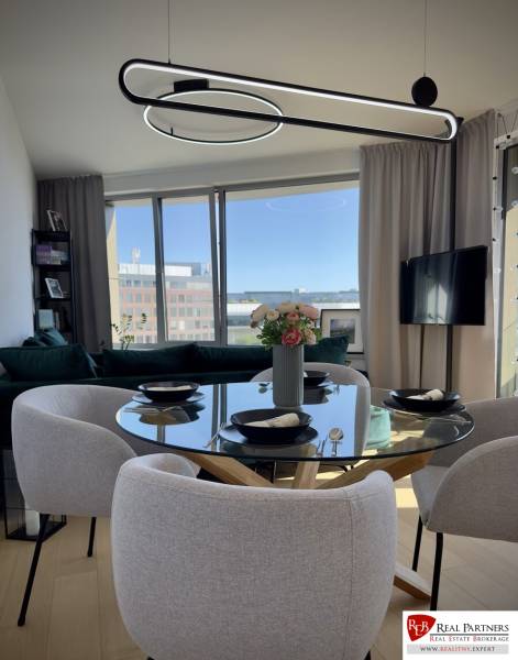 Prenájom 3-izbový byt s loggiou, SKY PARK, Bratislava - Jedálenský kút s preskleným stolom a pohodlnými kreslami, 3-izbový byt.