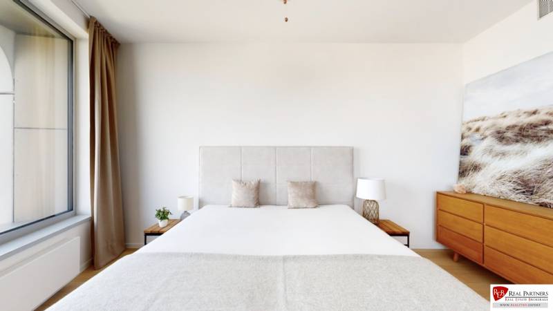 Prenájom 3-izbový byt s terasou, SKY PARK, Bratislava - Pokoj v 3-izbovom byte s veľkou posteľou, komodou a dekoratívnym obrazom.