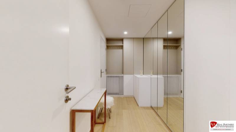 Prenájom 3-izbový byt s terasou, SKY PARK, Bratislava - Predsieň s podlahou s dreveným dekorom a veľkými zrkadlami v 3-izbovom byte.