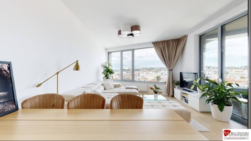 Prenájom 3-izbový byt s terasou, SKY PARK, Bratislava - Obývačka 3-izbového bytu so svetlou sedacou súpravou, veľkými oknami a výhľadom na mesto.