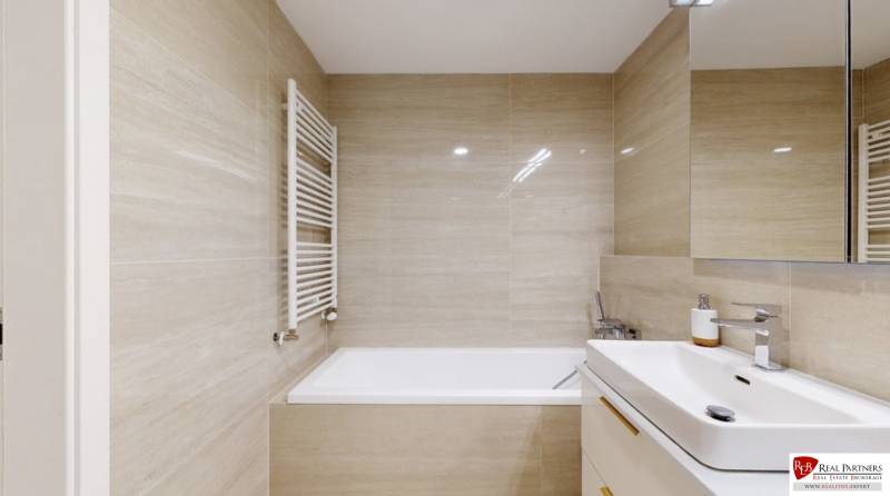 Prenájom 3-izbový byt s terasou, SKY PARK, Bratislava - Kúpeľňa s vaňou, umývadlom a zrkadlom v 3-izbovom byte.