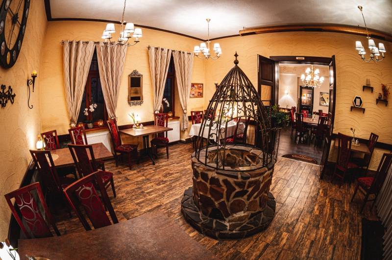Predaj lukratívneho polyfunkčného objektu v Poprade - Hotelová a penzionová reštaurácia s krbom a podlahou s dreveným dekorom.