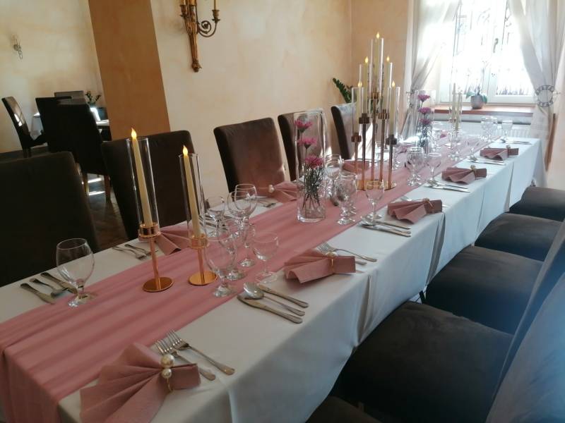 Predaj lukratívneho polyfunkčného objektu v Poprade - Štýlový interiér so stolom pre hosťov v hoteloch a penziónoch, dekorácia sviečkami a kvetmi.