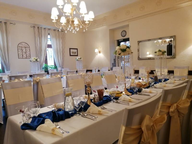 Predaj lukratívneho polyfunkčného objektu v Poprade - Svadobná výzdoba v interiéri hotelovej reštaurácie, elegantne prestreté stoly s kvetinovou dekoráciou.