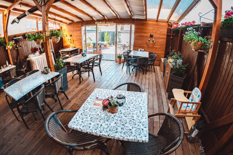 Predaj lukratívneho polyfunkčného objektu v Poprade - V Hoteloch a penziónoch s podlahou s dreveným dekorom sú stoly, stoličky a kvety.