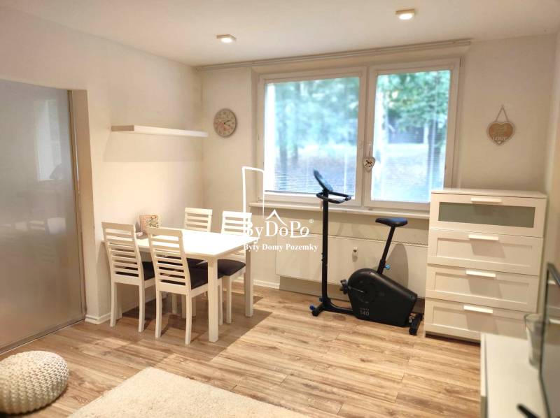 2-izbový byt, 49 m2, Cabanova ul., Bratislava - Dúbravka - Na ulici Cabanova, útulný 2-izbový byt s jedálňou, stacionárnym bicyklom a skrinkou.