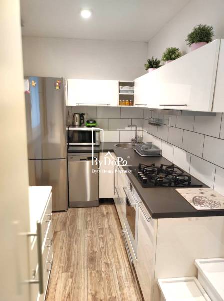 2-izbový byt, 49 m2, Cabanova ul., Bratislava - Dúbravka - Kuchyňa s moderným zariadením a linkou v 2-izbovom byte na ulici Cabanova.