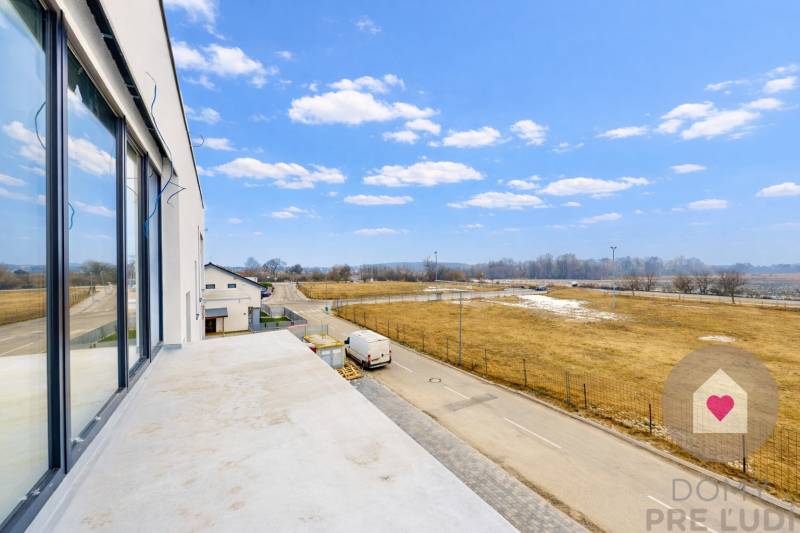 3i. BYT S VLASTNÝM TEP. ČERPADLOM + KLIMATIZÁCIA A EXTERIÉROVÉ ŽALÚZIE - Exteriér v Slovenskom Grobe na Dúhovej ulici, výhľad z 3-izbového bytu.