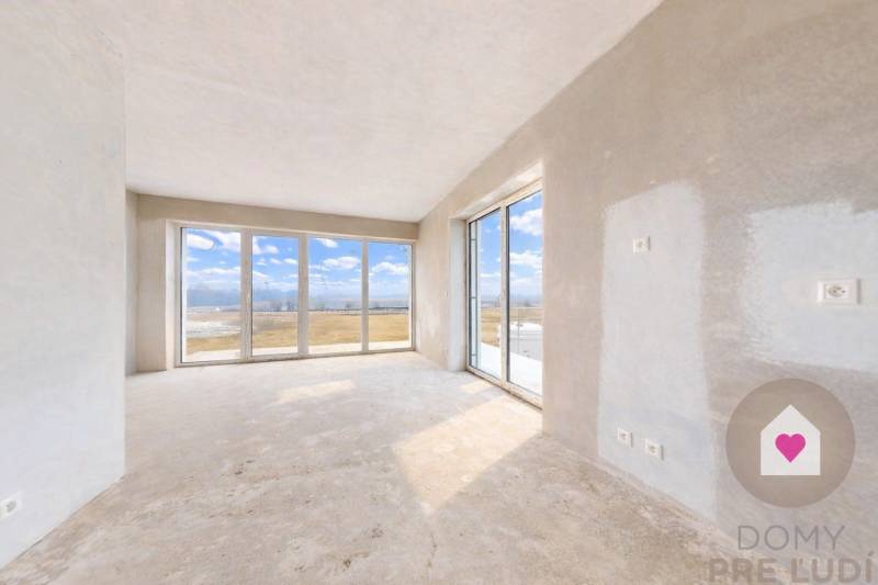 3i. BYT S VLASTNÝM TEP. ČERPADLOM + KLIMATIZÁCIA A EXTERIÉROVÉ ŽALÚZIE - Svetlá miestnosť s veľkými oknami v 3-izbovom byte.