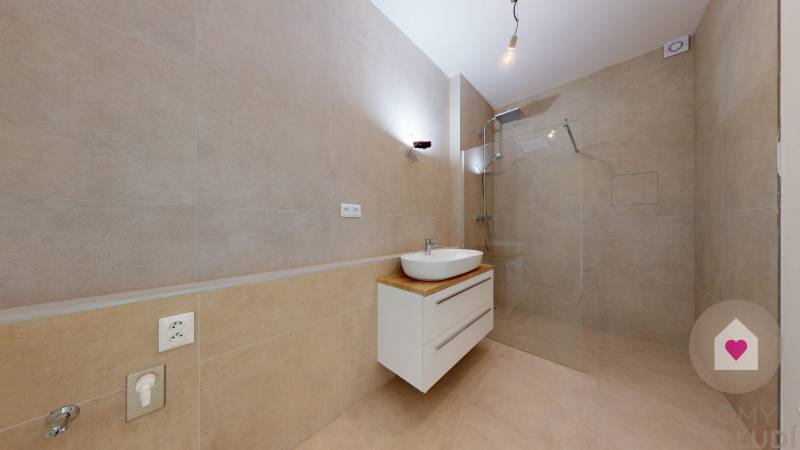 3i. BYT S VLASTNÝM TEP. ČERPADLOM + KLIMATIZÁCIA A EXTERIÉROVÉ ŽALÚZIE - Kúpeľna so sprchovým kútom a umývadlom v 3-izbovom byte.