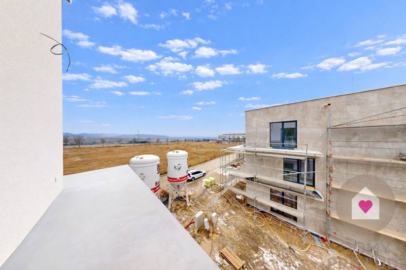 3i. BYT S VLASTNÝM TEP. ČERPADLOM + KLIMATIZÁCIA A EXTERIÉROVÉ ŽALÚZIE - Stavenisko na Dúhovej ulici v Slovenskom Grobe vedľa 3-izbového bytu s výhľadom.