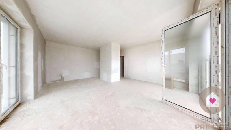 3i. BYT S VLASTNÝM TEP. ČERPADLOM + KLIMATIZÁCIA A EXTERIÉROVÉ ŽALÚZIE - Miestnosť v 3-izbovom byte s neomietnutými stenami a veľkými oknami.