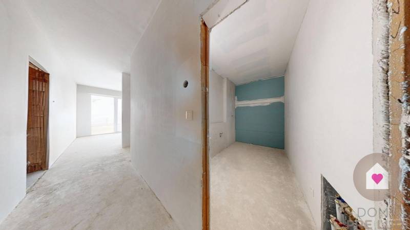 3i. BYT S VLASTNÝM TEP. ČERPADLOM + KLIMATIZÁCIA A EXTERIÉROVÉ ŽALÚZIE - Neomietnuté steny a príprava na rekonštrukciu v 3-izbovom byte.