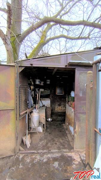 Pekný stavebný pozemok v obci Krásnohorské Podhradie - Starší prístrešok na pozemku pre bývanie na Mierovej ulici v Krásnohorskom Podhradí.