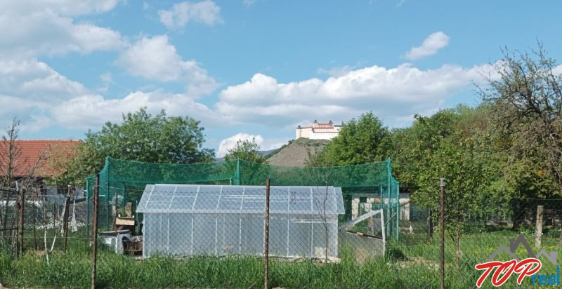 Pekný stavebný pozemok v obci Krásnohorské Podhradie