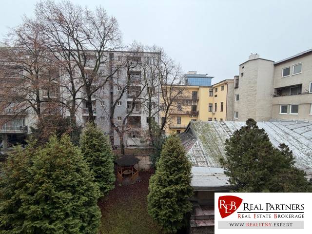 Predaj 3 izbový byt, 86 m2, Francisciho ul, Staré mesto, BAI . - Dvory v Bratislave - Starom Meste na Francisciho ulici. Budovy, zeleň, stromy a altánok.