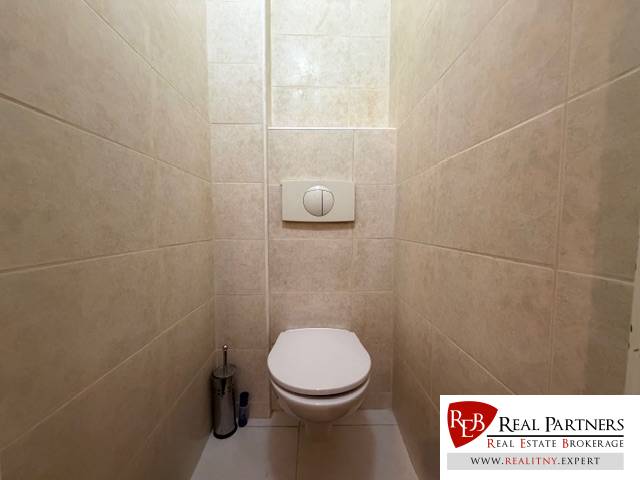 Predaj 3 izbový byt, 86 m2, Francisciho ul, Staré mesto, BAI . - Toaleta s bielym obkladom a vstavaným záchodom v 3-izbovom byte.