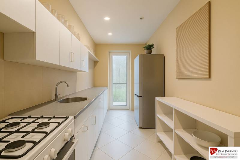 Predaj 3 izbový byt, 86 m2, Francisciho ul, Staré mesto, BAI . - Kuchyňa s bielymi skriňami, sivou pracovnou doskou a spotrebičmi v 3-izbovom byte.