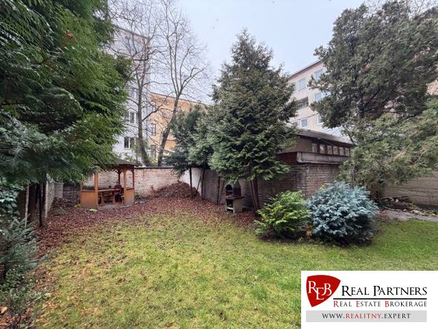 Predaj 3 izbový byt, 86 m2, Francisciho ul, Staré mesto, BAI . - Záhrada pri 2-izbovom byte na Francisciho ulici v Bratislave - Starom Meste.