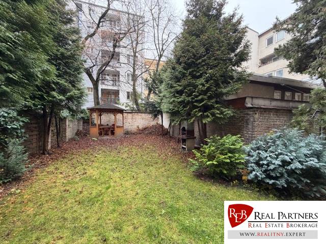 Predaj 3 izbový byt, 86 m2, Francisciho ul, Staré mesto, BAI . - Záhrada 3-izbového bytu s altánkom v Bratislave na Francisciho ulici.