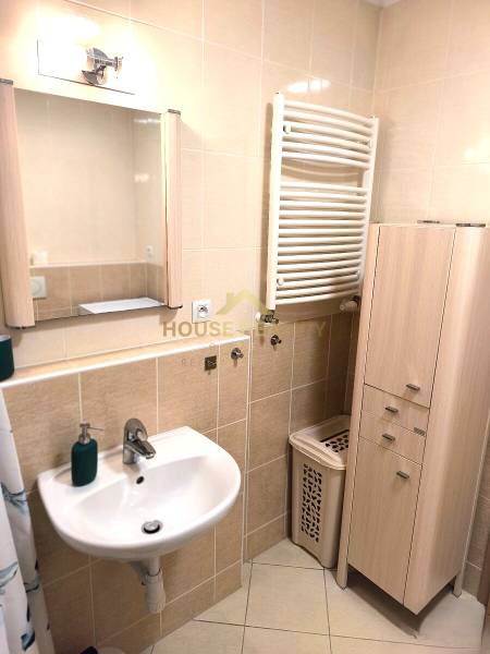 Novostavba s parkovaním 2 izbový byt, Jégeho ulica, BA II. Ružinov - Kúpeľňa s umývadlom, zrkadlom a skriňou v 2-izbovom byte.