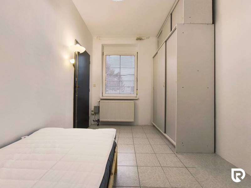 | 2i byt v rodinnom dome | 65 m | Bratislavská | Záhorská B. - Izba v rodinnom dome s posteľou, šatníkom a oknom, podlaha s dlažbou.