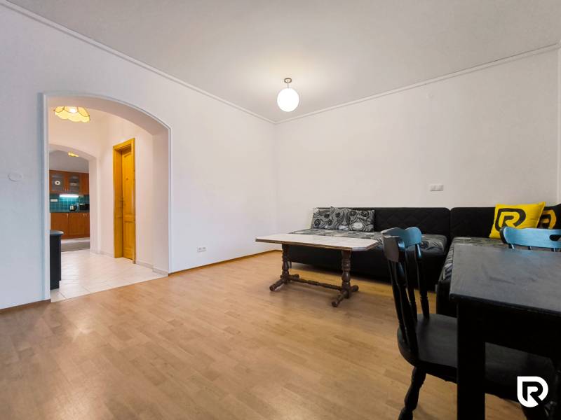 | 2i byt v rodinnom dome | 65 m | Bratislavská | Záhorská B. - Obývačka v rodinnom dome s podlahou s dreveným dekorom, sedačkou a jedálenským stolom.