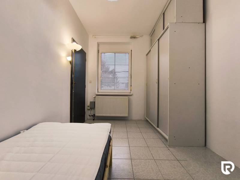 | 2i byt v rodinnom dome | 65 m | Bratislavská | Záhorská B. - Spálňa v rodinnom dome s posteľou, vstavanou skriňou a dlažbou.