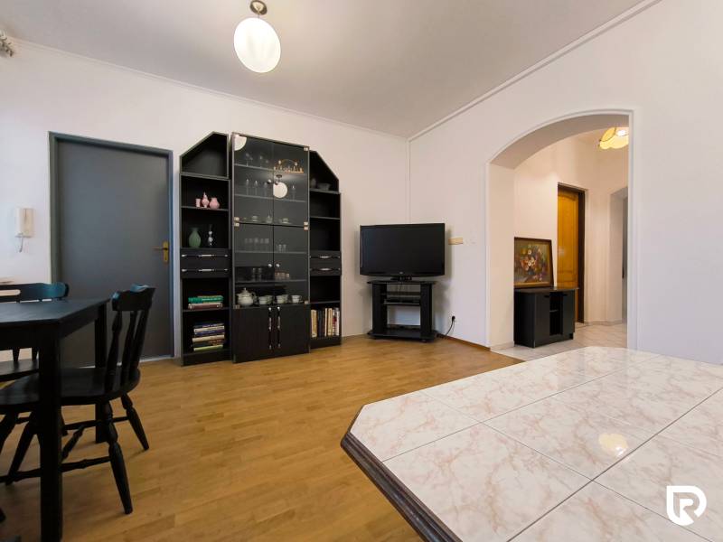 | 2i byt v rodinnom dome | 65 m | Bratislavská | Záhorská B. - Obývacia izba v rodinnom dome s podlahou s dreveným dekorom a moderným nábytkom.