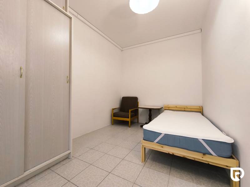 | 2i byt v rodinnom dome | 65 m | Bratislavská | Záhorská B. - Izba s posteľou, kreslom a šatníkovou skriňou v rodinnom dome.