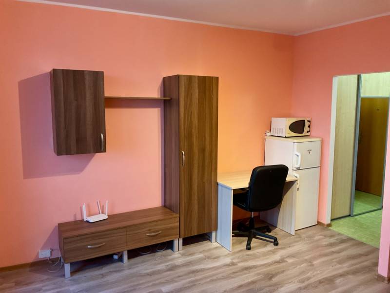 I prenájom Útulne zariadená garsónka s loggiou – Petržalka - Garsónka s nábytkom, písacím stolom, mikrovlnkou a podlahou s dreveným dekorom.