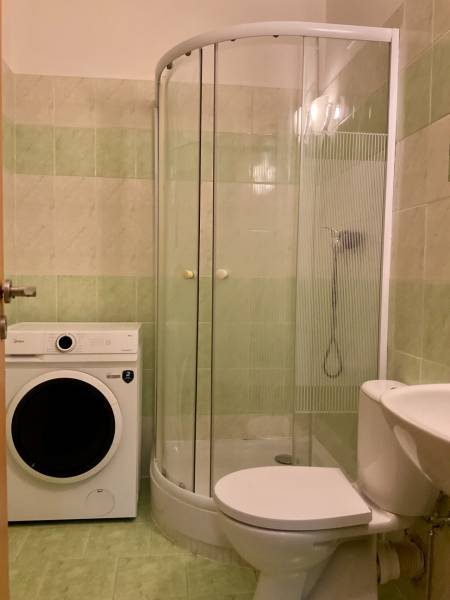 I prenájom Útulne zariadená garsónka s loggiou – Petržalka - Kúpeľňa s práčkou, sprchovým kútom a toaletou v garsónke.