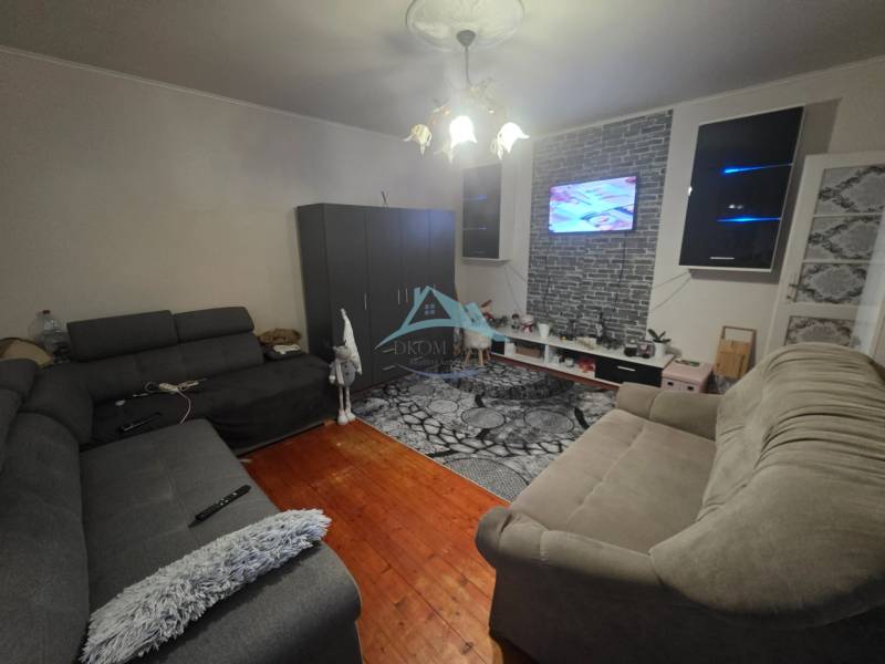 Útulný rodinný dom v tichej obci Hont, Maďarsko - Obývačka s dvoma pohovkami, televízor na stene, podlaha s dreveným dekorom.