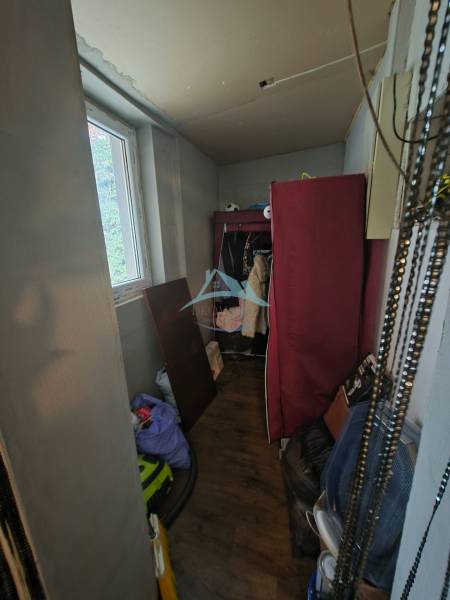 Útulný rodinný dom v tichej obci Hont, Maďarsko - Úložný priestor v rodinnom dome s podlahou s dreveným dekorom a množstvom predmetov.