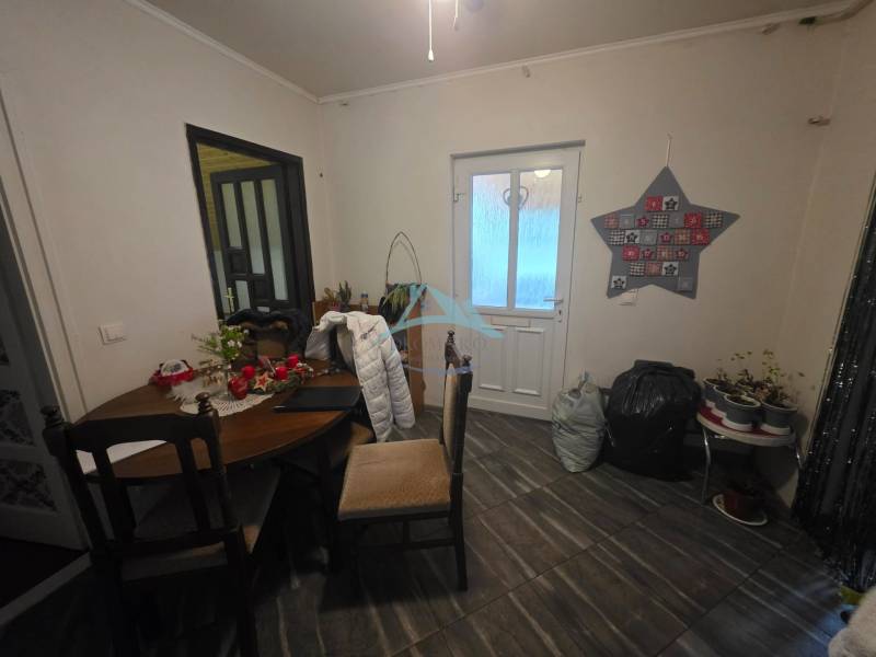 Útulný rodinný dom v tichej obci Hont, Maďarsko - Interiér rodinného domu so stolom a ozdobami, podlaha s dreveným dekorom.