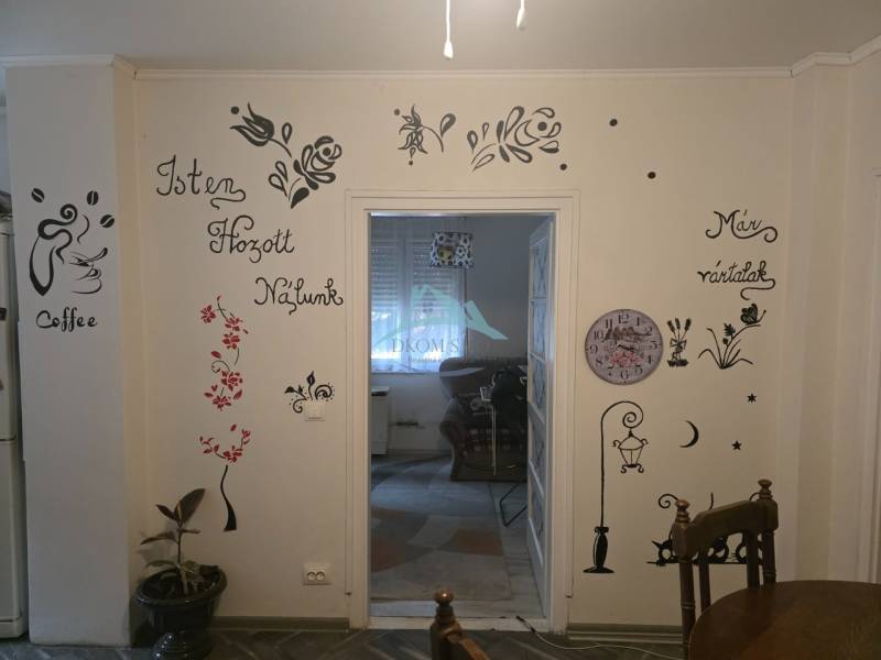 Útulný rodinný dom v tichej obci Hont, Maďarsko - Stena v rodinnom dome zdobená kresbami a textami v rôznych jazykoch.