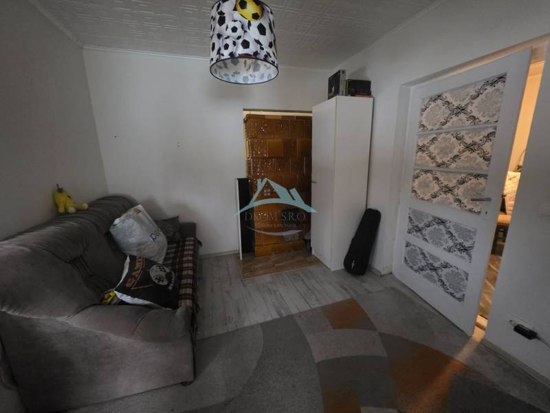 Útulný rodinný dom v tichej obci Hont, Maďarsko - Obývacia izba v rodinnom dome s pohodlnou sedačkou a dekoratívnym osvetlením.