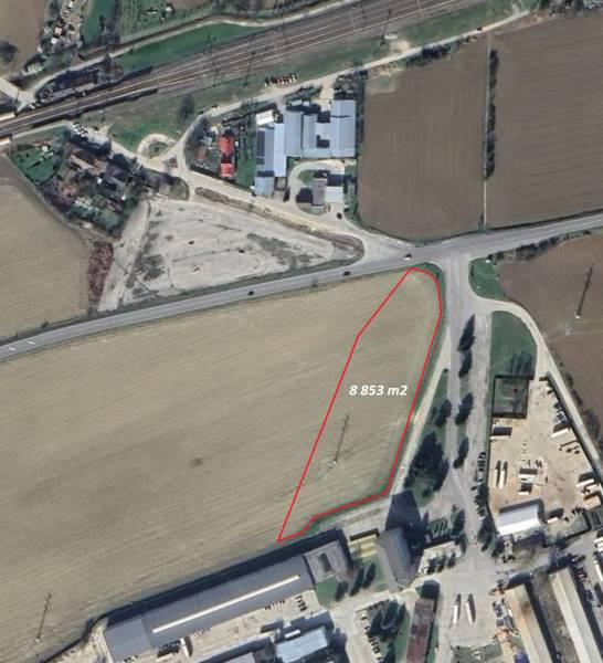 Stavebný priemyselný pozemok o výmere 8 853 m2 - Tr. Bohuslavice, NMnV - Letecký pohľad na komerčné pozemky v Trenčianskych Bohuslaviciach, ohraničené červenou čiarou.