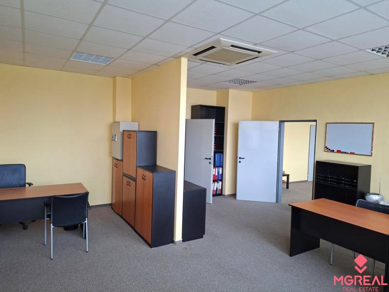 TOP CENA: Administratíva 420m2, Dúbravka - Kancelárie s kobercovou podlahou, nábytkom a bielou tabuľou na stene.