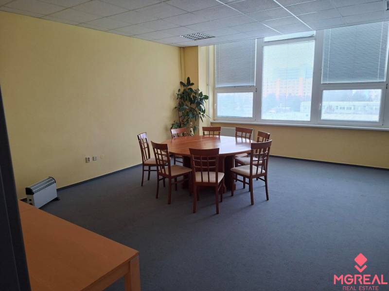 TOP CENA: Administratíva 420m2, Dúbravka - Zasadacia miestnosť s okrúhlym stolom a stoličkami v kancelárii.
