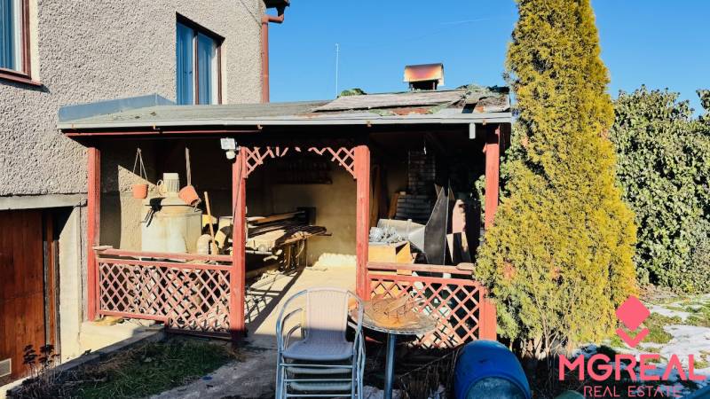 Na predaj 3 i RD v Partizánskom – Veľké Bielice, pozemok 1149 m2 - Exteriér rodinného domu na Veľkých Bieliciach v Partizánskom so starším uskladneným náradím.