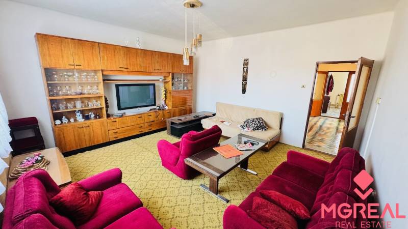 Na predaj 3 i RD v Partizánskom – Veľké Bielice, pozemok 1149 m2 - Obývacia izba v rodinnom dome s retro nábytkom a farebnými kreslami.