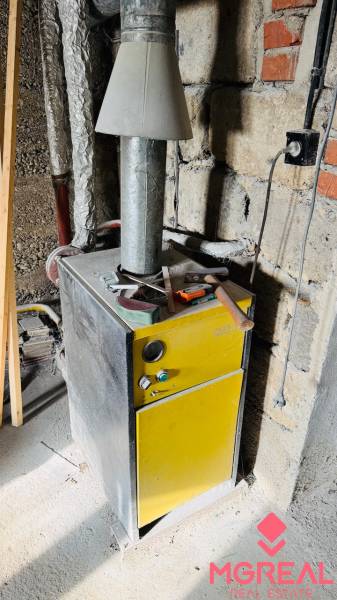 Na predaj 3 i RD v Partizánskom – Veľké Bielice, pozemok 1149 m2 - Kotle v rodinnom dome, s náradím na vrchu, v nedokončenej miestnosti.