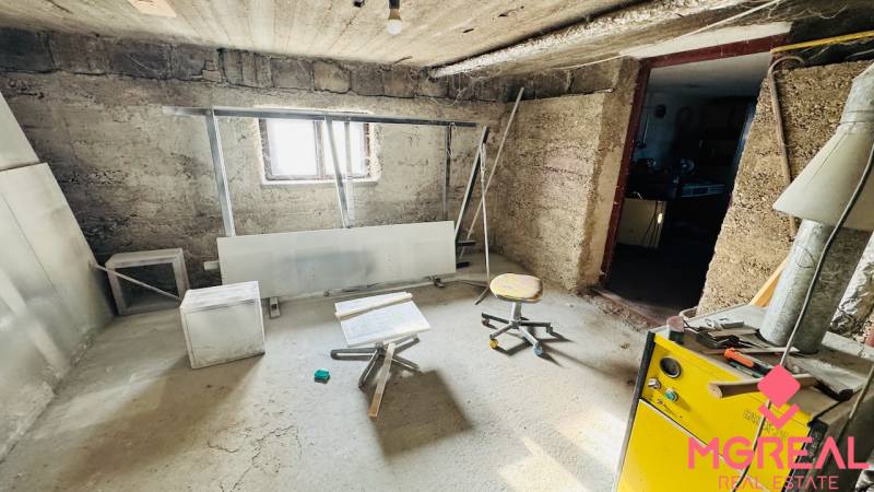 Na predaj 3 i RD v Partizánskom – Veľké Bielice, pozemok 1149 m2 - Suterénny priestor v rodinnom dome s jednoduchým nábytkom a oknom.