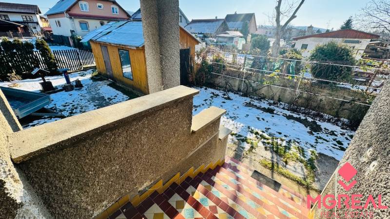 Na predaj 3 i RD v Partizánskom – Veľké Bielice, pozemok 1149 m2 - Záhrada rodinného domu vo Veľkých Bieliciach v Partizánskom, s prístreškom a snehovou pokrývkou.