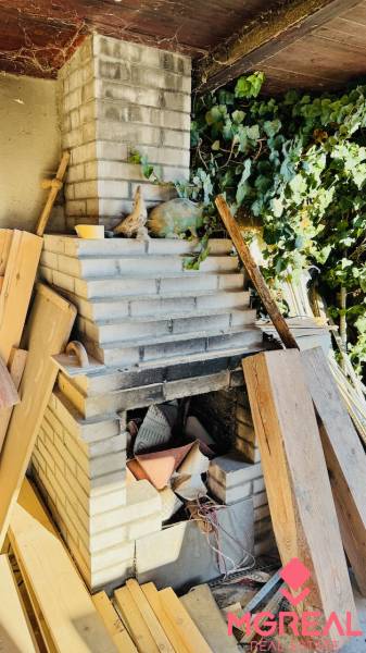 Na predaj 3 i RD v Partizánskom – Veľké Bielice, pozemok 1149 m2 - Exteriér v meste Partizánske, Veľké Bielice, s tehlovým grilom a popínavou rastlinou.