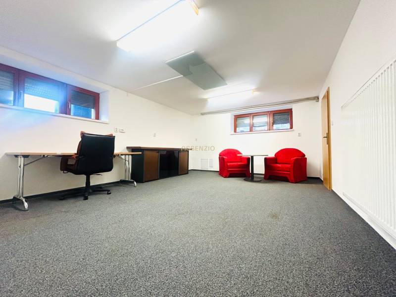 PRENÁJOM- KANCELÁRSKÝ PRIESTOR -120m2- KOMÁROVSKÁ - Kancelária v rodinnom dome má koberec, pracovný stôl a červené kreslá.