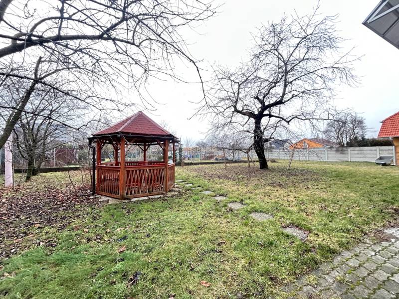 PRENÁJOM- KANCELÁRSKÝ PRIESTOR -120m2- KOMÁROVSKÁ - Záhrada pri rodinnom dome na Komárovskej ulici v Bratislave - Podunajských Biskupiciach s altánkom.